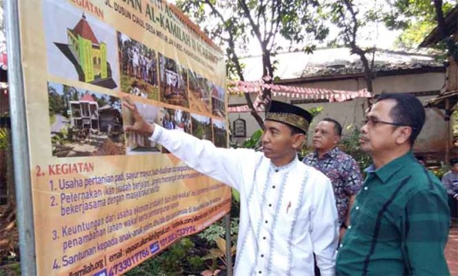 
					Usman Haliyana (kanan), Kadis Sosial memperhatikan penjelasan, Ustaz Badrudin, Ketua Yayasan Al Kamilah di Kelurahan Serua, Kecamatan Bojongsari sebelum diverifikasi pusat terkait kriteria Kota Sehat.