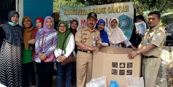 
					Cahyanto, Lurah Sukatani saat mengunjungi bank sampah.