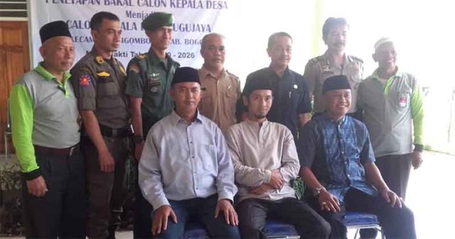 
					Calon Kades Tugu Jaya, Kecamatan Cigombong, Rifki tengah pose bareng Pjs Kades Tugu Jaya Doloh serta unsur Muspika seusai penetapan.