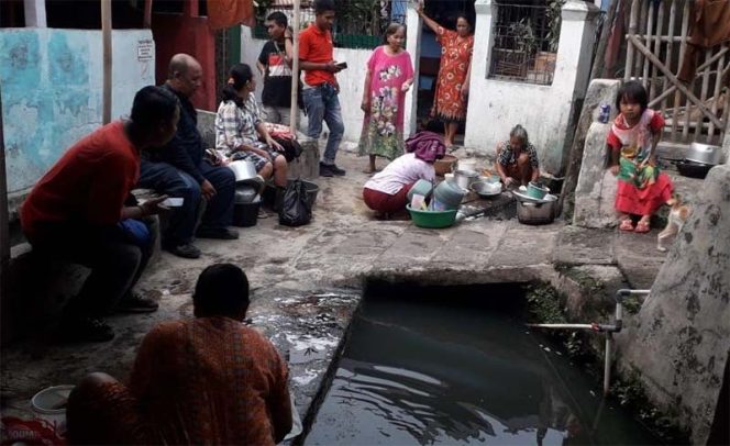 
					Meskipun kotor, warga terpaksa menggunakan air tersebut untuk mandi dan mencuci.