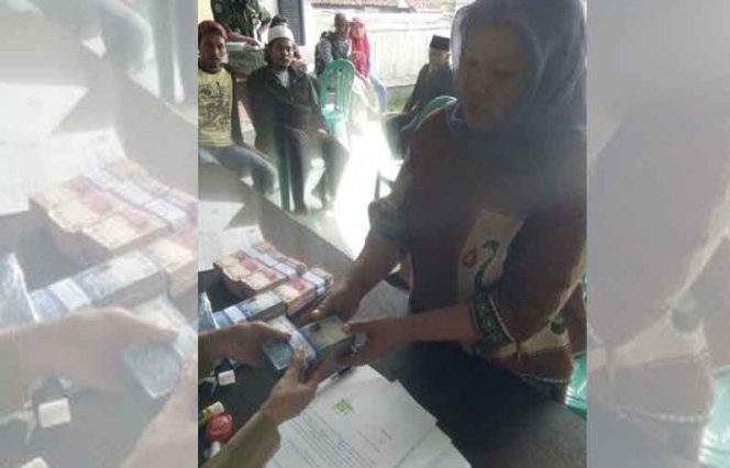 
					Penyaluran dana RTLH secara terbuka di Kecamatan Ciawi, Kabupaten Bogor.