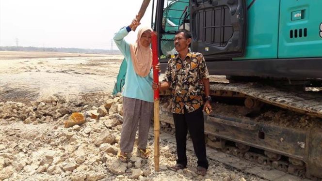 
					Nek Ilem (65) mendatangi lokasi galian tanah sambil mematok menggunakan bambu yang sudah dicat merah, karena Nek Ilem merasa dirugikan PT Deltamas selaku pengelola Kawasan Industri.