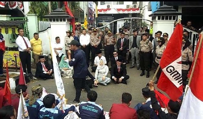 
					Puluhan mahasiswa yang tergabung dalam, himpunan PMII. Sukabumi, geruduk gedung Pemerintah Kota Sukabumi.