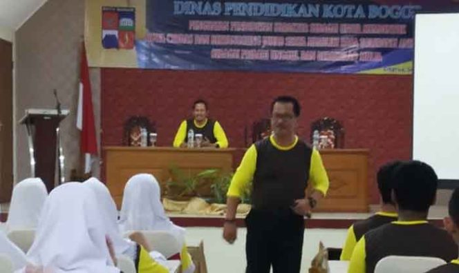 
					Kepala Disdik Kota Bogor tengah memberikan materi dalam Diklat Penguatan Pendidikan Karakter. 