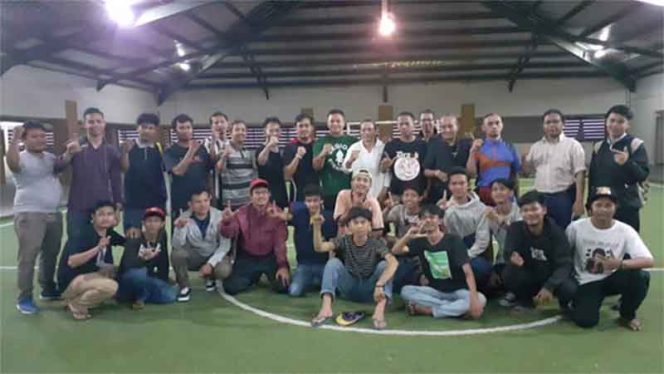
					Tim Futsal DMC-Jak Mania usai pertandingan terlihat guyub.