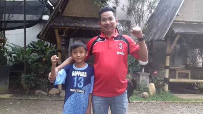 
					Yusuf Trilis bersama pemain tim Nuku Gappura Soccer