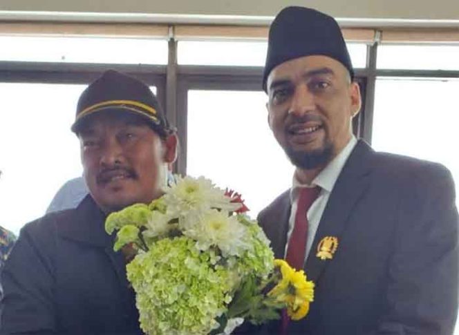 
					Anggota DPRD Kabupaten Bekasi, Helmy (kanan)