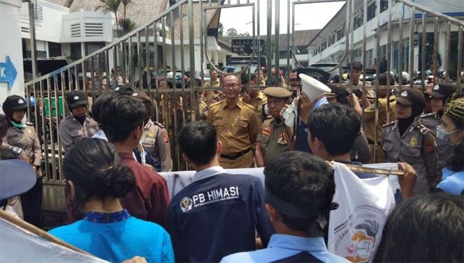 
					Puluhan mahasiswa yang tergabung dalam Himpunan Mahasiswa Asal Sukabumi (Himasi) menggelar aksi unjuk rasa di Pemkot Sukabumi.
