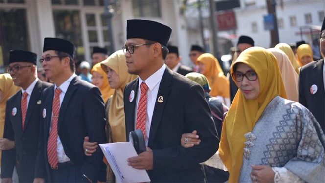 
					Imam Budi Hartono (tiga kiri) selaku anggota DPRD Jabar selepas pelantikan DPRD Kota Depok.