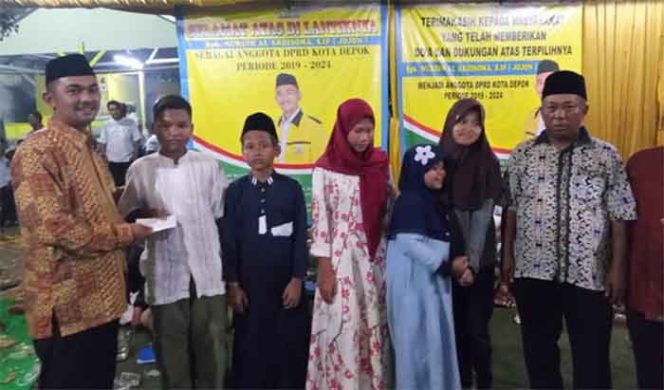 
					Nurdin Al Ardisoma, Anggota DPRD Kota Depok (kiri) secara simbolis memberikan santunan kepada yatim.