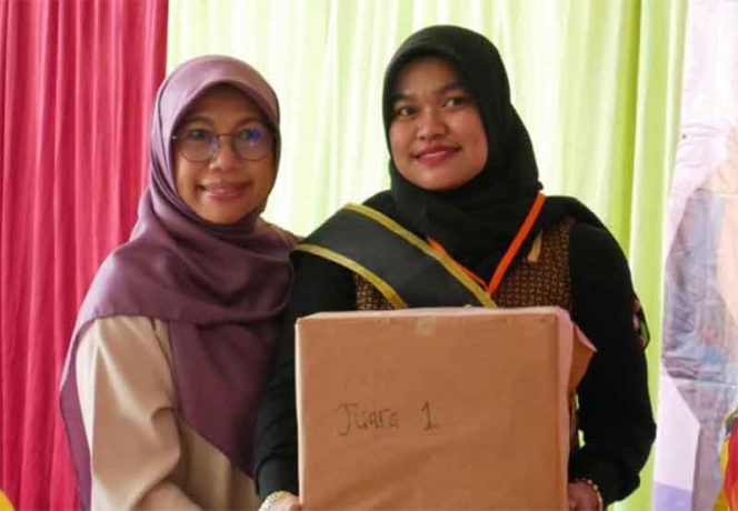 
					Bunda Elly (kiri), Ketua PKK Kota Depok menyerahkan hadiah.