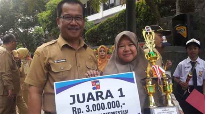 
					Devi Saepilah (kanan), bersama Kadisdik Kota Bogor, Fahrudin.