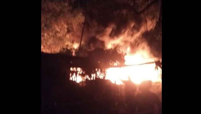 
					Sebuah lapak rongsokan habis dilalap si jago merah di Jalan Hj Sofian, Radar Auri, Kecamatan Cimanggis, Kota Depok