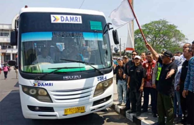 
					Wali Kota Depok Mohammad Idris saat meresmikan bus Margonda Commuter di Terminal di kawasan Jalan Margonda. 