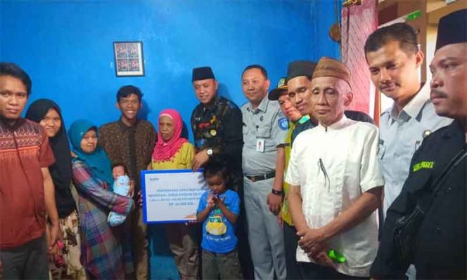 
					PT Jasa Raharja dan Wakil Wali Kota Bekasi memberikan santunan kecelakaan korban jiwa atas nama M. Ali dengan total Rp 50 juta.