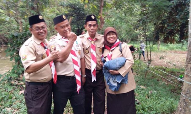 
					Yeni Kusdiani (kanan) bersama pengurus Pramuka Kwarran Sawangan.