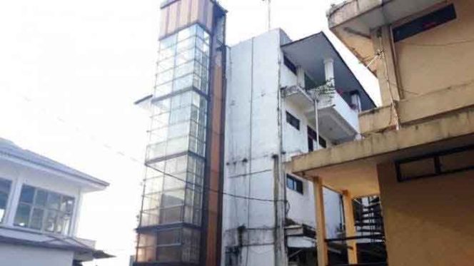 
					Setelah mangkrak enam tahun lift gedung Balai Kota kini mulai kembali digarap, oleh CV. Ananda Azka Perkasa.