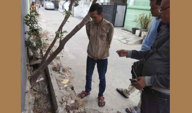 
					Warga memperlihatkan saluran air yang penuh dengan kerak-kerak yang menggumpal di saluran air.