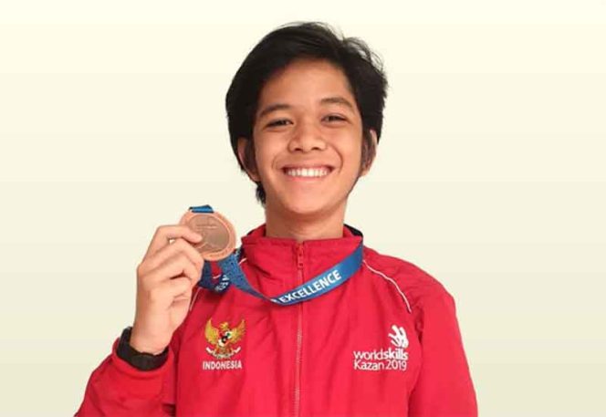 
					Lucy Wiranda, siswa SMKN 1 Bogor  memperlihatkan medali di ajang lomba keterampilan dunia di Kazan, Rusia. 