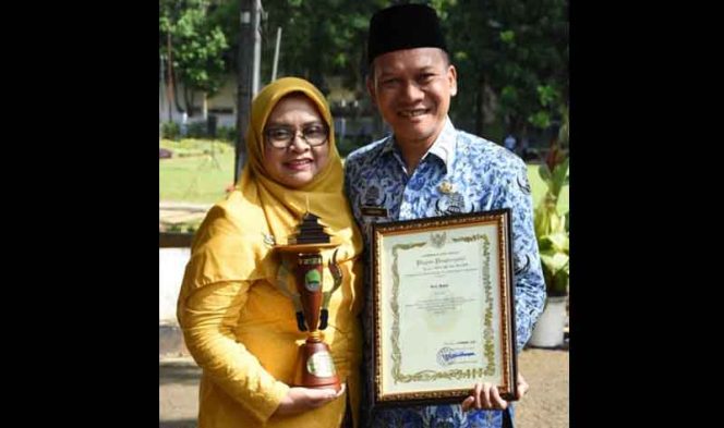 
					Lurah Beji Timur, Sobarudin dan istri