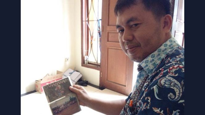 
					Inderajaya memperlihatkan foto saat balapan motor di kawasan Limo, bersama rekannya Rizal Antoni yang juga sebagai LPM Bedahan. 