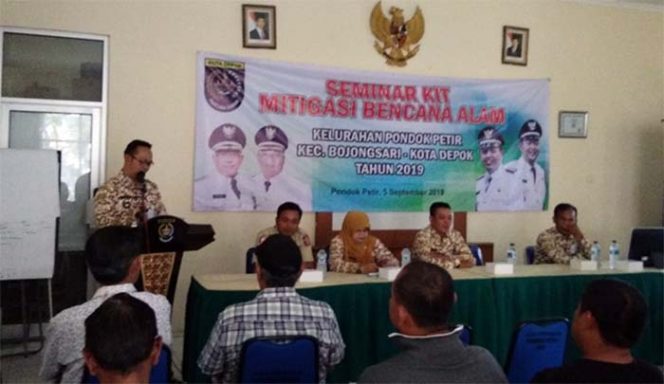 
					Lurah Pondok Petir, Rizal Farhan saat memberikan sambutan seminar Kit Mitigasi Bencana Alam.