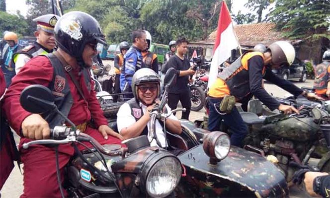 
					Wali Kota Depok, Mohammad Idris menaiki motor antiqe dari sub terminal Kelurahan Sawangan Baru, menuju Golf Sawangan, Kelurahan Sawangan.