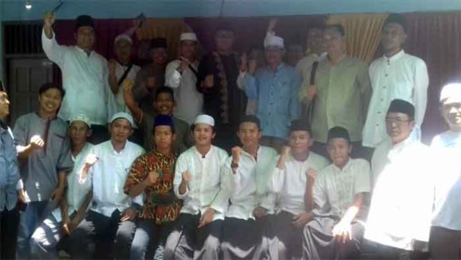 
					Usai pemberian santunan, pengurus Majelis dan Madrasah Ittihadul Muqqorobbin foto bersama.