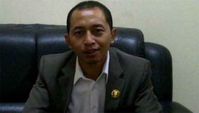 
					Anggota DPRD Kabupaten Bekasi meminta Bupati Bekasi Eka Supria Atmaja.