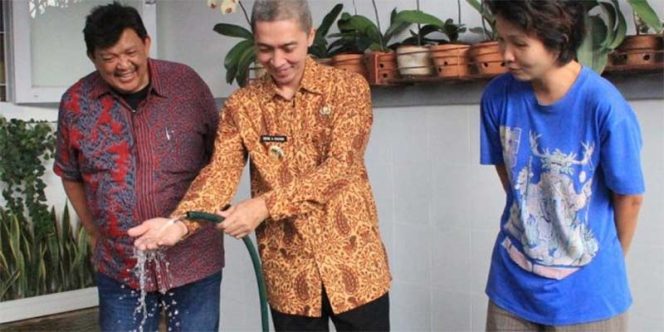
					Wakil Wali Kota Bogor, Dedie A. Rachim meninjau langsung rumah-rumah pelanggan PDAM Tirta Pakuan Kota Bogor di Kecamatan Bogor Timur.