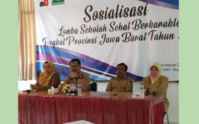 
					Fahrudin (dua kiri) sedang memberikan arahan dalam sebuah acara.