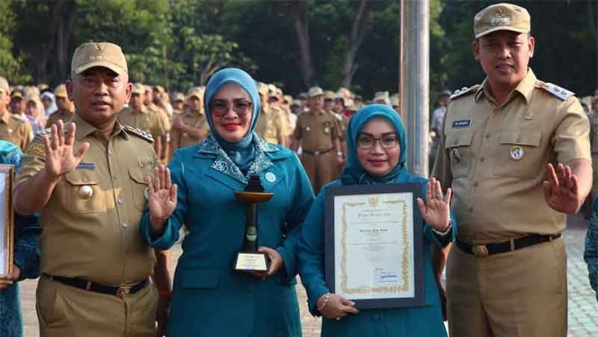 
					Tim Penggerak (TP) PKK Kota Bekasi, menerima penghargaan Juara II.