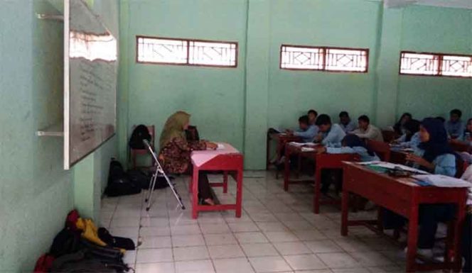 
					Siswa SMP Islamiyah Serua mengikuti penilaian tengah semester (PTS). Kegiatan di semester ganjil ini cukup ketat karena siswa tidak diperbolehkan membawa tas kecuali alat tulis. 