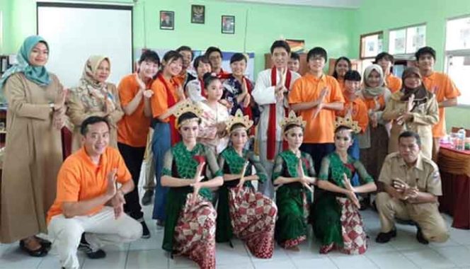 
					Foto bersama pelajar Jepang ke SDN Bangka 3