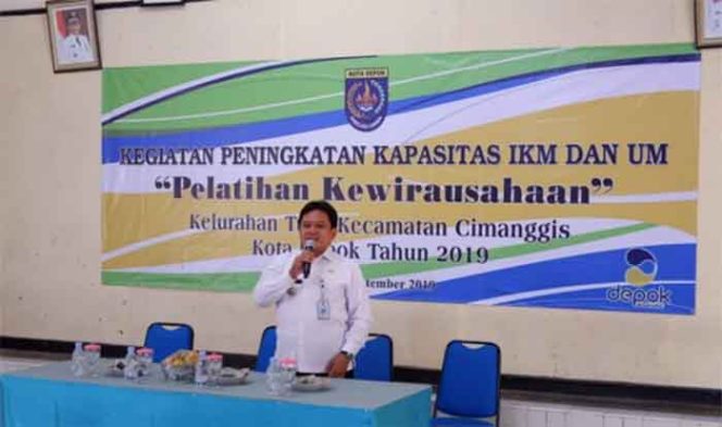
					Camat Cimanggis, Eman Hidayat memberikan sambutan dalam  acara Pelatihan Kewirausahaan. 