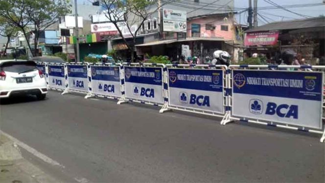 
					Pembatas jalan di Arif Rahman Hakim yang dikeluhkan pengguna jalan.