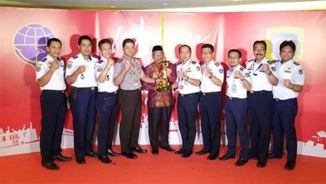 
					Penghargaan pemerintah tersebut diberikan untuk kabupaten/kota yang dinilai memiliki kinerja penyelenggaraan transportasi yang baik.
