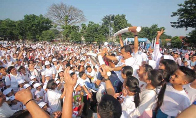 
					Wali Kota Bogor Patahkan replika rokok di hadapan pelajar.
