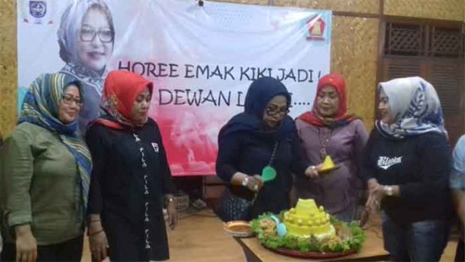 
					Anggota Dewan 2019-2024 Rezky M Noor (tengah)