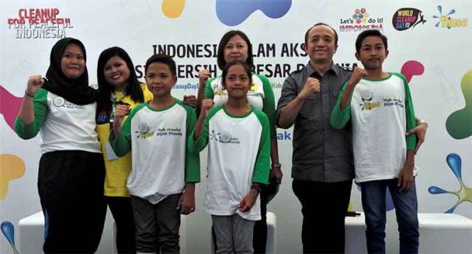 
					(Dari kiri ke Kanan) Salah satu tim World Cleanup Day Indonesia, Sinta Kaniawati, Leader World Cleanup Day Indonesia, Agustina Iskandar serta Veronica Utami, Direktur Home Care Unilever Indonesia dan Dirt is Good SEA-ANZ dan Bambang Hendroyono, Sekretaris Jenderal Kementrian Lingkungan Hidup dan Kehutanan RI, bersama dengan Anak Indonesia Bijak Plastik; Mutiara Alyzza Bilqis dari Surabaya, I Kadek Bayu Saputra dari Bali, Kinara dari Yogyakarta dan Kadek Roby dari Bali saat acara konferensi media di perayaan World Cleanup Day di Taman Hutan Kota Bekasi.