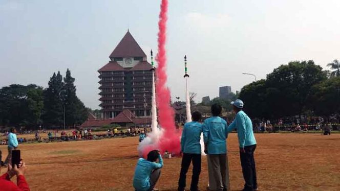 
					Sebanyak 280 roket air melakukan uji coba luncur di lapangan Rotunda Universitas Indonesia. (Foto: Istimewa)