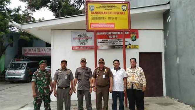 
					Tidak mengantongi izin, salah satu rumah duka di kawasan Cinere, Depok, Jawa Barat terpaksa disegel Satpol PP.