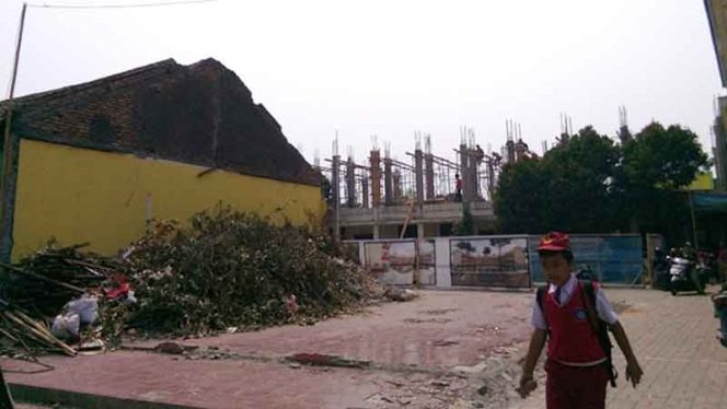 
					Salah satu siswa melintas di bangunan yang sudah dirobohkan di SDN Bojongsari 01.