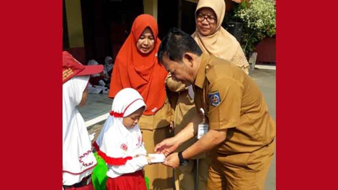 
					Kepala SDN Serua 03, Rohmat secara simbolis menyerahkan santunan kepada siswa yatim dan piatu. Kegiatan ini terkait 10 Muharram atau yang dikenal dengan Lebaran Anak Yatim, namun penyerahan santunan dihari ke-9 Muharram 1441 Hijriah. 