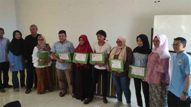 
					Sanggar Kegiatan Belajar memberikan sertifikat kepada warga belajar yang sudah mengikuti keterampilan.