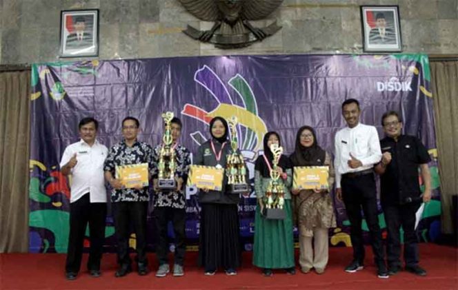 
					Penerimaan hadiah sebagai juara Lomba Kompetensi Siswa Nasional. 
