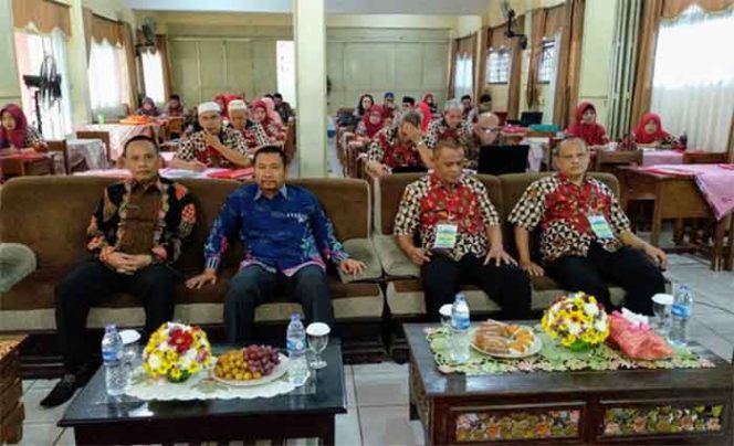
					Tatang Komarudin (kiri) Kepala SMKN 2 Depok bertekad meningkatkan kualitas mutu pendidikan.