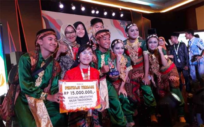 
					Siswa SMPN 1 Kota Bogor menerima hadiah berupa piala dan uang pembinaan pada FLS2N tingkat nasional 2019 di Tangerang Selatan.