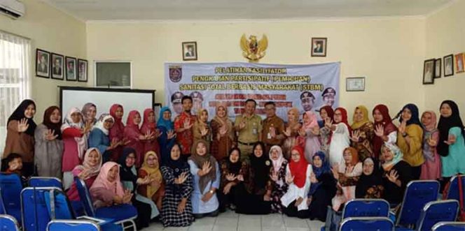 
					Pose bersama para peserta STBM usai pelatihan