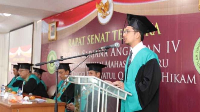 
					Suasana rapat senat terbuka di STKQ Al Hikam.